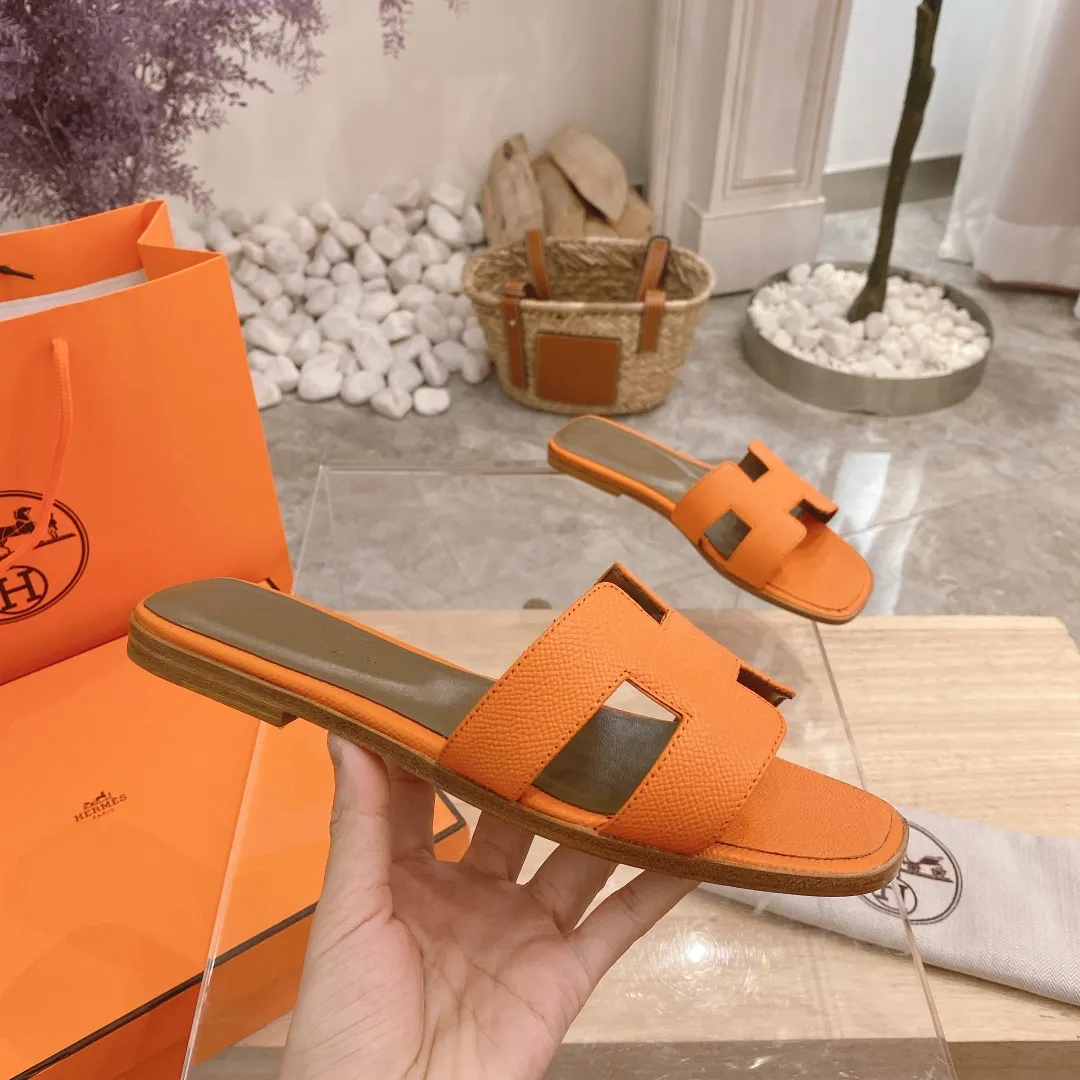 👟👟Ex-factory price 300👟👟 Genuine leather sole +40 🦄Hermès "Palm Print" has added new color sandals, "Year-round shipment" with three-dimensional concave and convex feeling on the classic "H" upper... It is a must-have item in your wardrobe, and it is magically versatile in this summer! This model fully demonstrates the classic Hermès style "palm print". Classic calfskin material ~ imported sheepskin. Lining 🐎Size: 34~42. Heel height ② type: low heel 1.5cm. Medium heel 4.5cm. Genuine leather sole +40 rubber sole.